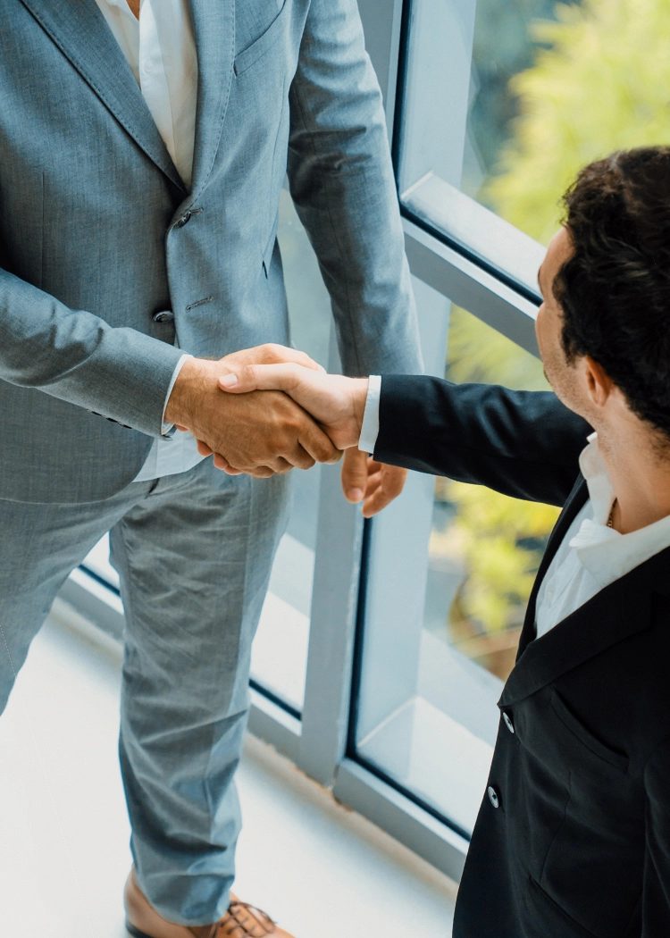 Conecta con nosotros para crecer juntos en innovación y compromiso.